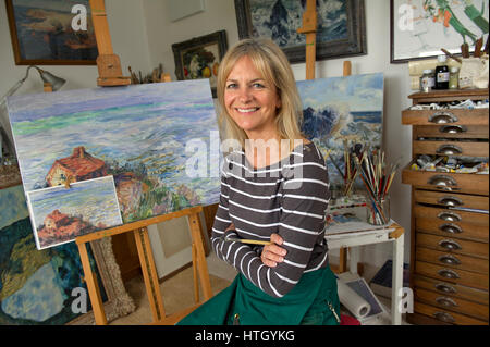 Susie Ray, copiste/peintre dans son atelier à Cornwall Banque D'Images