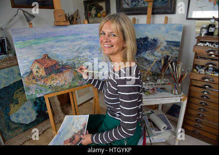 Susie Ray, copiste/peintre dans son atelier à Cornwall Banque D'Images