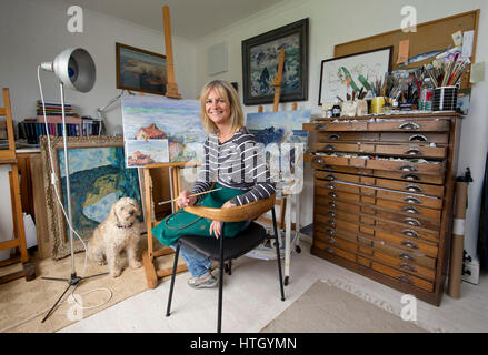 Susie Ray, copiste/peintre dans son atelier à Cornwall Banque D'Images