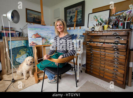 Susie Ray, copiste/peintre dans son atelier à Cornwall Banque D'Images