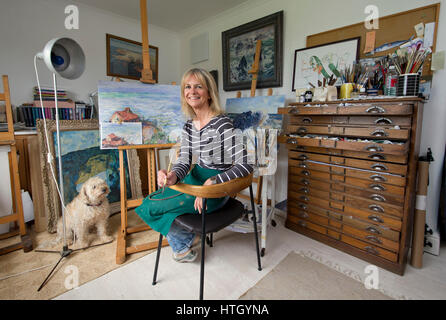 Susie Ray, copiste/peintre dans son atelier à Cornwall Banque D'Images