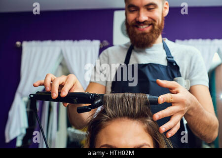 Close-up concept coiffure coiffure.Coiffure styliste fait une boucle de cheveux. Banque D'Images