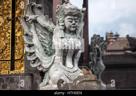 Sculpture en pierre à l'entrée du Temple à Bali Indonésie Banque D'Images