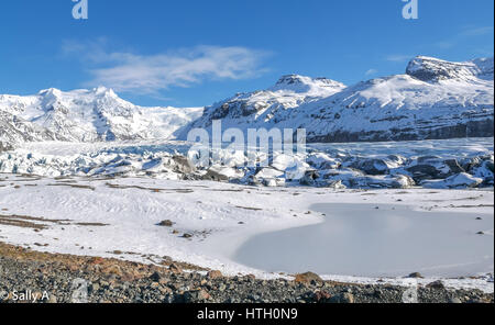 Langue Svínafellsjökull Skaftatell glacier de Vatnajokull, parc national, l'Islande, en hiver avec ciel bleu Banque D'Images