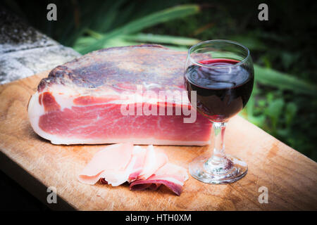 Speck italien avec du vin rouge Banque D'Images