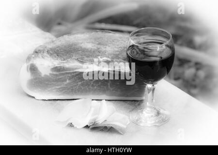 Speck italien avec du vin rouge Banque D'Images