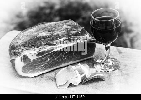 Speck italien avec du vin rouge Banque D'Images