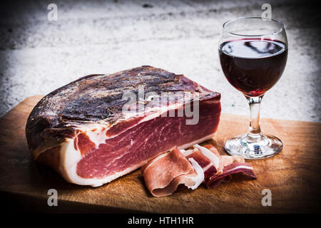 Speck italien avec du vin rouge Banque D'Images