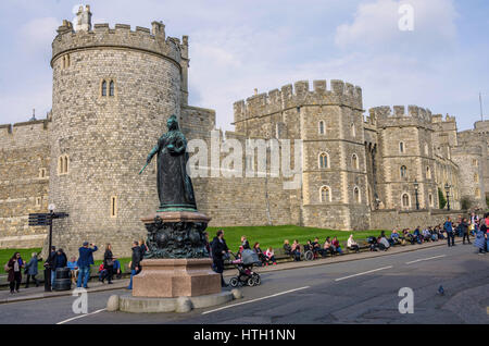 Une statue en bronze de la reine Victoria se trouve sur une plynth en face du château de Windsor sur la colline du Château de Windsor, Berkshire, Royaume-Uni. Banque D'Images