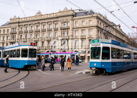 Zurichl, Suisse - mars 2017 : les touristes et les passagers près de tram bleu traditionnel à paradeplatz , centre-ville de Zurich. Banque D'Images
