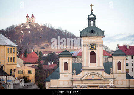 L'église paroissiale avec en arrière-plan le Mont Calvaire, Banska Stiavnica, Slovaquie Banque D'Images