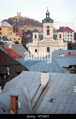 L'église paroissiale avec en arrière-plan le Mont Calvaire, Banska Stiavnica, Slovaquie Banque D'Images