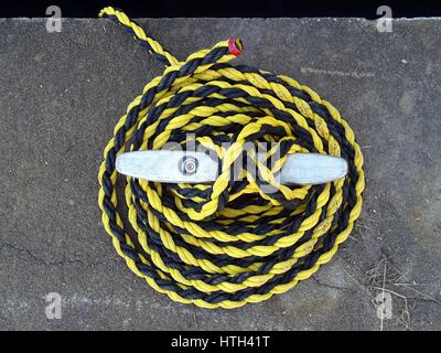Une corde enroulée jaune et noir Banque D'Images