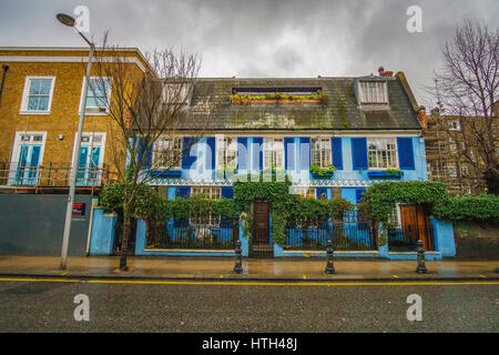 Rues de la célèbre Notting Hill avec de belles maisons et boutiques colorées contre un ciel nuageux. Londres, Royaume-Uni. Banque D'Images