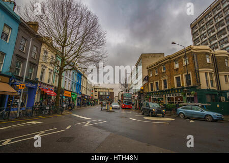 Rues de la célèbre Notting Hill avec de belles maisons et boutiques colorées contre un ciel nuageux. Londres, Royaume-Uni. Banque D'Images