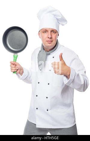 Convaincu chef showing Thumbs up et tenant une poêle sur un fond blanc Banque D'Images