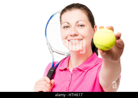 Happy young woman showing a balle de tennis sur un fond blanc Banque D'Images