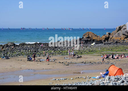 Big Rock sur une plage de sable à marée basse en Bretagne, France Banque D'Images