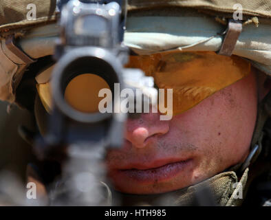 De 0001 SOUS EMBARGO LUNDI 13 MARS photo inédit daté du 06/03/17 d'un soldat du 2e Bataillon du Régiment Royal d'Écosse(2SCOTS) après avoir terminé un exercice de tir réel, en tant qu'ils participent à l'exercice Askari tempête à Archers Post dans le nord du Kenya. Banque D'Images