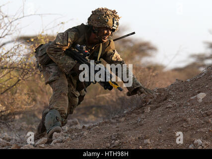 De 0001 SOUS EMBARGO LUNDI 13 MARS photo inédit daté du 05/03/17 d'un soldat du 2e Bataillon du Régiment Royal d'Écosse(2SCOTS) lors d'un jeu de route, puisqu'ils participent à l'exercice Askari tempête à Archers Post dans le nord du Kenya. Banque D'Images