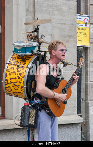 Homme-orchestre, musicien multi-instrumentiste Bernard M Snyder, effectuant à Rynek (Place du marché) à Wroclaw, la Basse Silésie, Pologne Banque D'Images