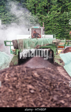 WEINFELDEN, SUISSE - 22 juin 2010 : l'aération du compost en milieu industriel Banque D'Images