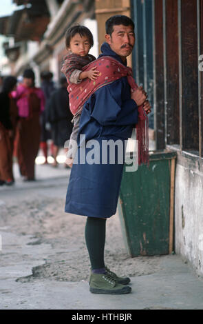 Les Bhoutanais père et fils, Thimphu, capitale du Bhoutan, de l'himalaya Banque D'Images