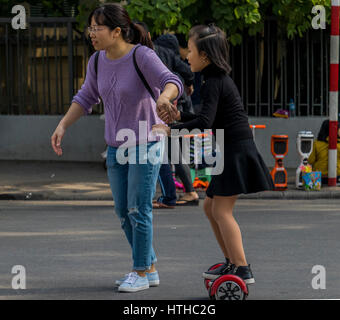 Les enfants dont les parents jouant sur les rues de Hanoï au Vietnam Banque D'Images