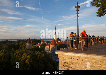 TALLINN, ESTONIE - Juillet 29, 2016 : Les gens en quête de Toompea, à la recherche de la vieille ville de Tallinn, capitale de l'Estonie Banque D'Images