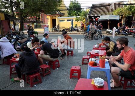 HOI AN, VIET NAM- 17 févr. 2016 : l'alimentation de rue vietnamiens aventure voyageur à Hoi An, ville ancienne, il s'asseoir et manger, un célèbre cao Lau streetfood Banque D'Images