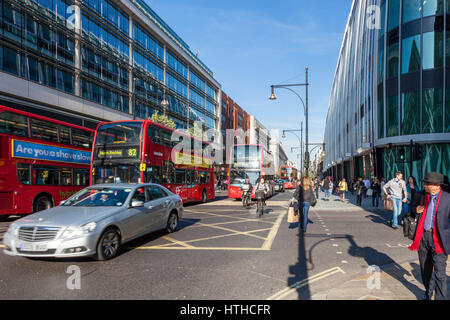 Scène de rue à Londres. Et le trafic de personnes sur une journée ensoleillée sur Oxford Street, London, England, UK Banque D'Images