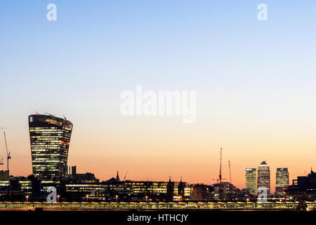 La ville de Londres avec vue sur la tour de talkie Walkie et Canary Wharf, London, UK Banque D'Images