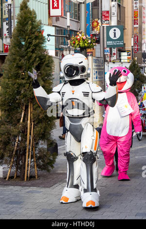 Acteurs habillés en costumes mascotte vantant pour les affaires d'un restaurant sur le thème du Robot dans Kabukicho Shinjuku Tokyo Japon Banque D'Images