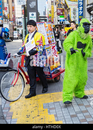 Acteurs habillés en costumes mascotte vantant pour les affaires d'un restaurant sur le thème du Robot dans Kabukicho Shinjuku Tokyo Japon Banque D'Images