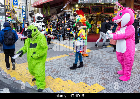 Acteurs habillés en costumes mascotte vantant pour les affaires d'un restaurant sur le thème du Robot dans Kabukicho Shinjuku Tokyo Japon Banque D'Images