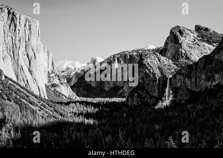 La vue sur la vallée de Yosemite en vue du Tunnel noir et blanc dans le style d'Ansel Adams. Banque D'Images