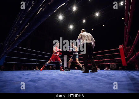Cambridge, UK. 10 mars, 2017. Oxford vs Cambridge. 110e Boxing Varsity Match à la Cambridge Corn Exchange. © Guy Josse/Alamy Live News Banque D'Images