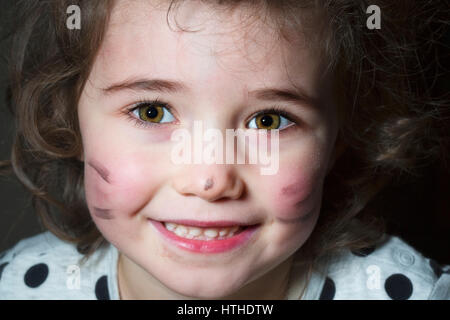 Une petite fille douce avec la peinture pour le visage Banque D'Images