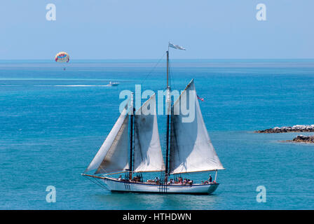 Le yacht avec les touristes de passage dans la ville de Key West (Floride). Banque D'Images