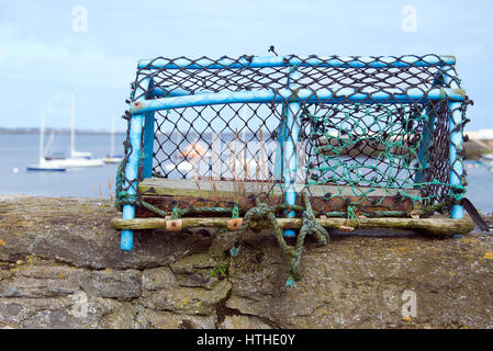 Lobster Pot sur un mur de quai. Pris dans Port St Mary dans l'île de Man Banque D'Images