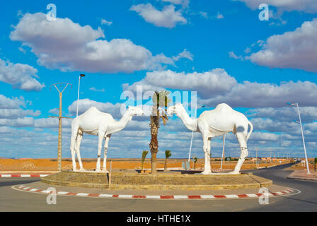 Le Chameaux, sculpture de deux chameaux, Tan Tan, Guelmim Oued région, Maroc Banque D'Images