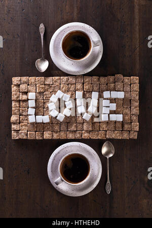 Mot amour faite de sucre brun et blanc et tasses de café Banque D'Images