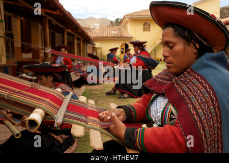Chinchero féministe projet de tissage, près de Cusco, les Andes, le Pérou, Amérique du Sud. Banque D'Images