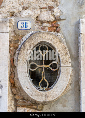 Détail de fenêtre sur une maison à Isteria Banque D'Images