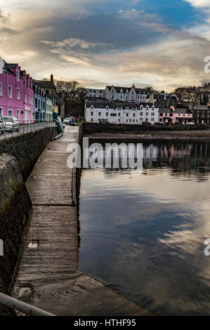 Le port de Portree, Isle of Skye, Scotland. Mars 2017, montrant la rangée de maisons colorées, défini dans un des nuages. Banque D'Images