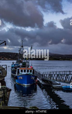 Montagnes Cuillin Hills, sur le Loch Portree, sur l'île de Skye, en Écosse, en face de Portree Harbour landing stage. Banque D'Images