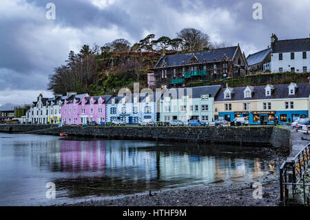 Rangée de maisons colorées le long du quai à Portree Harbour, du coin du port. Banque D'Images