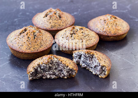 Des gâteaux frais de graines de pavot sur un fond de marbre Banque D'Images