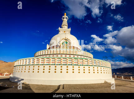 Shanti stupa sur la colline, dans la ville de Leh, Inde Banque D'Images