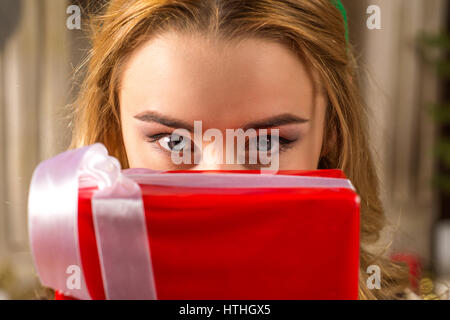 Woman holding christmas present Banque D'Images